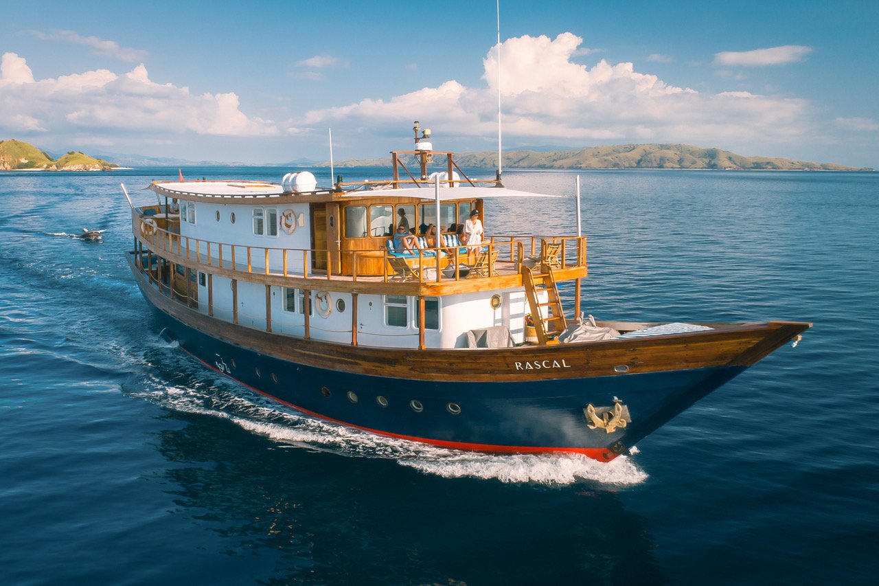 sailing yacht ran aground in indonesia